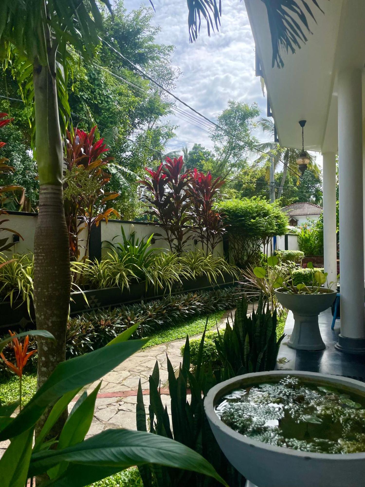 Habibi Hostel & Restaurant Unawatuna Bagian luar foto