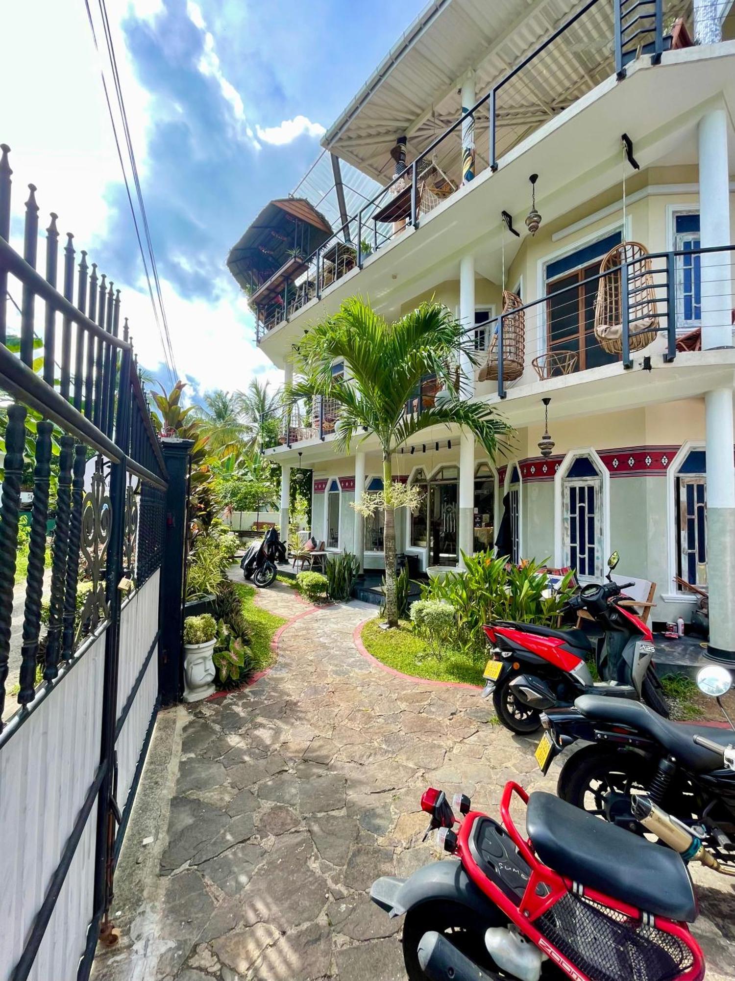 Habibi Hostel & Restaurant Unawatuna Bagian luar foto